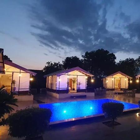 Luxury Farmhouse In Chhatarpur With Pool Nuova Delhi Esterno foto