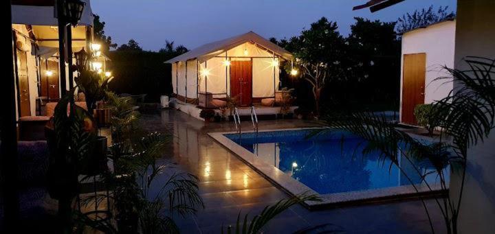 Luxury Farmhouse In Chhatarpur With Pool Nuova Delhi Esterno foto