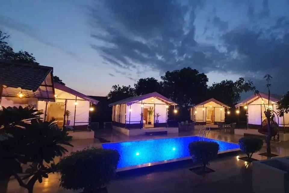 Luxury Farmhouse In Chhatarpur With Pool Nuova Delhi Esterno foto